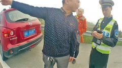 车行道上停车看导航 司机被处罚