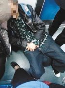 这是多累？男子早高峰躺在轻轨车厢门口睡觉