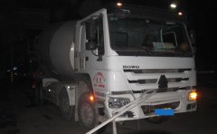 为避让摩托车 直行罐车撞上隔离栏