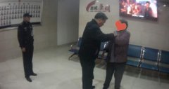 七旬老人迷路受伤 民警热心救助帮其回家