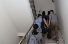 电梯经常坏  他们动不动就要爬19层楼上班