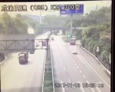 夫妻车里斗嘴 后车无辜遭殃