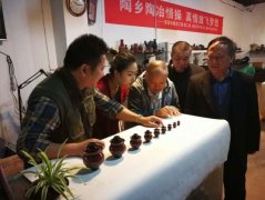 厉害了！重庆男子巧手做出3厘米“泡菜坛”