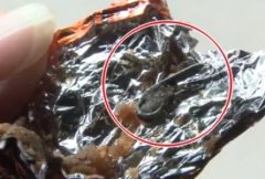 吃牛肉粒发现有硬东西咯牙，仔细一看竟然是铁钉
