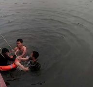 男子跳湖轻生 消防城管双双投湖救人