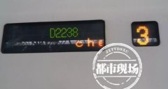 女子把手放进男子嘴里 对方狠命咬住3分钟