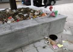 垃圾桶不见了　花台成了替代品