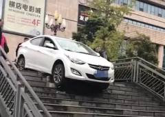 司机竟把车开下了楼梯 结果悲剧了