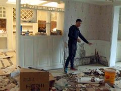 还没有入住的新房 因一颗铁钉导致全屋返潮