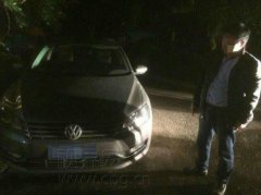 男子酒后壮胆 霸气喊话让警车让道