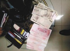 女子包里装着万余现金 过个安检钱没了