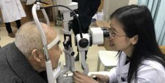 九旬老人移植角膜后重见光明 孙女感动填写捐献角膜志愿书
