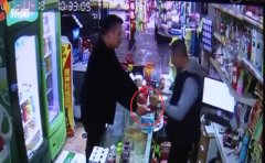 神秘男人给小店送厚厚一叠钞票 得知真相老板惊呆