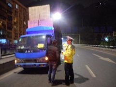 小货车超高近两米 民警发现及时制止