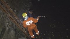 醉汉失足跌下河坎 消防官兵紧急救援
