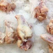 超市买冻肉竟发现长蛆了  顾客看得毛骨悚然