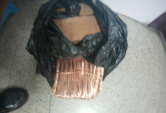 趁着老板数钱 他迅速调了包