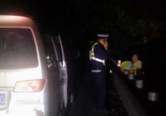 寒夜中他将妻儿留在高速路边 自己去买油