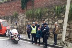 老人不幸摔倒   执勤交警上前扶起并护送回家