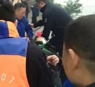 男子轻生跳江 警民合力营救