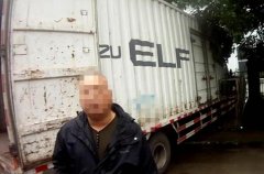 忘拉货车手刹“停车”上货   货车猛冲撞墙吓傻26年驾龄“老司机”