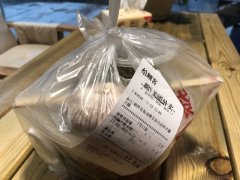 女子点外卖备注油碟多放蒜   老板送来一整个