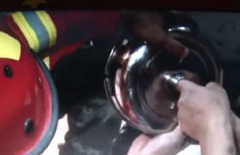 就为打开壶盖 男子手伸进去就取不出了