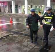 9旬老人取钱后忘了回家路 攥750元在银行不走