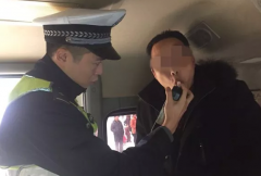 热酒下肚暖身开车遇交巡警  被记12分罚1000元
