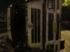 柴油车漏油侧翻  交巡警紧急排险