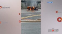 鱼洞大桥北桥头一车侧翻自燃 滚滚浓烟不断冒出
