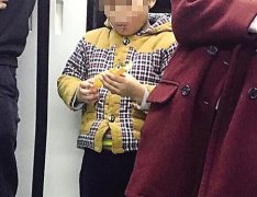 孩子找陌生人要零食吃 家长却全程没有制止