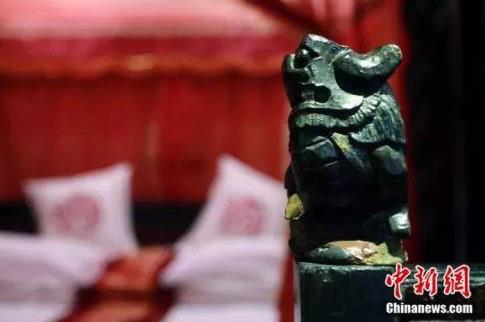 传统的中式床榻，倾注了匠人的诸多心血。