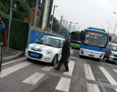 共享汽车开着开着没电了  歪身尴停斑马线上