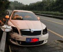 司机任性变道惹祸端  损失7万元