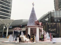 重庆一商场现巨型圣诞礼盒  市民围观拍照