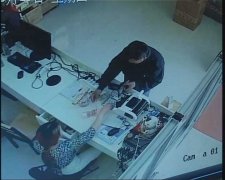 借口买东西真钱换假钱 故技重施依然有人上当