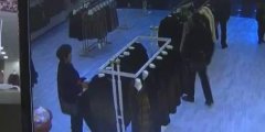 尴尬！两女子大庭广众竟用这东西塞裤裆