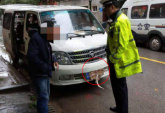 驾驶员拿纸板遮车牌  结果连车都开不了了