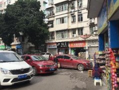 明显标识的禁停区域  他们仍然停得坦荡荡