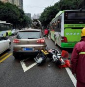险！摩托车速度过快变道刹车不及追尾私家车
