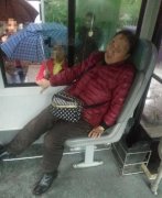 七旬老太赶公交摔倒  民警积极作为送其就医救治
