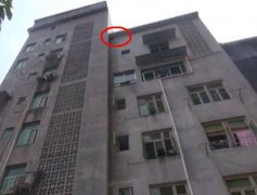 屋檐下有个篮球大小的马蜂窝 看着都吓人