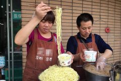一天最多卖2千碗 夫妻卖凉皮29年买两套房