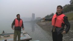 女子不慎掉入长江 幸亏遇到他们俩