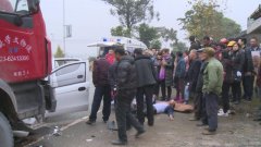 电动车超车撞上大货车   热心市民及时施救