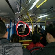 小伙没给老人让座被曝光 却获网友声援：道德绑架