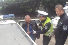 迷路老人横穿快速路  暖心民警劝阻并送其上警车避风