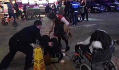 小情侣来渝感受九街夜生活 女友不胜酒力“醉酒躺尸”