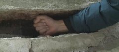 吓人！楼底裂缝塞得下一个拳头